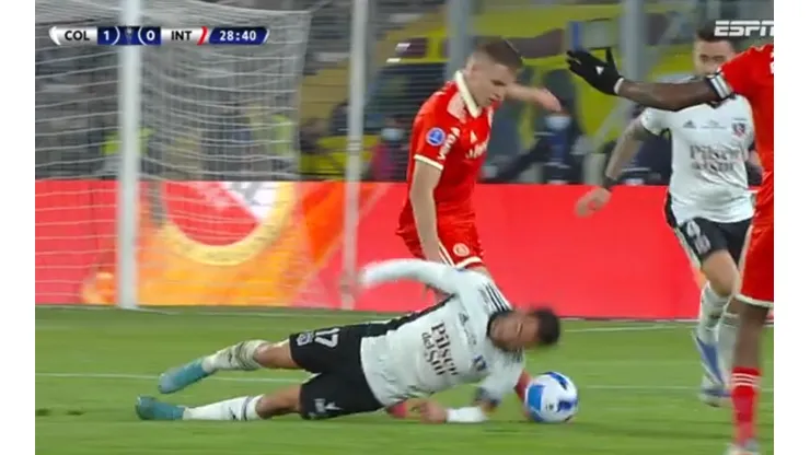 Suazo trancando con la cabeza