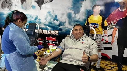 El entrenador Jaime García fue uno de los primeros en poner el brazo del plantel de Ñublense.