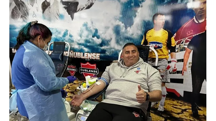 El entrenador Jaime García fue uno de los primeros en poner el brazo del plantel de Ñublense.