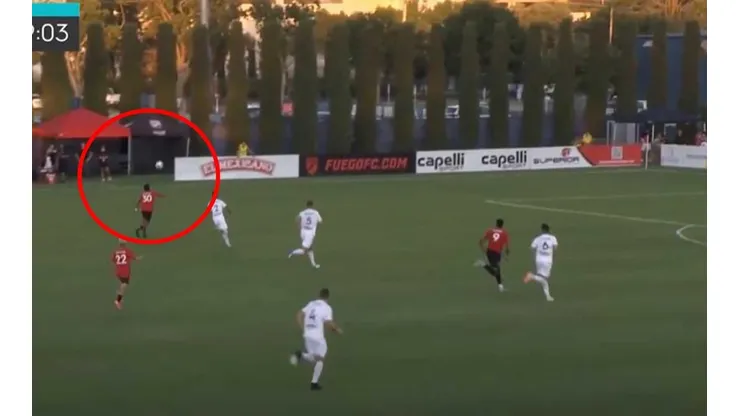 Maxi Schenfeld se mandó un golazo desde fuera del área