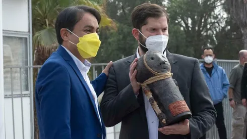 El gobernador de Arica, Jorge Díaz, recibe al Presidente Gabriel Boric.