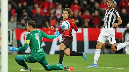Marcelo Díaz no vio acción con Libertad en el arranque de los octavos de final de Copa Libertadores.