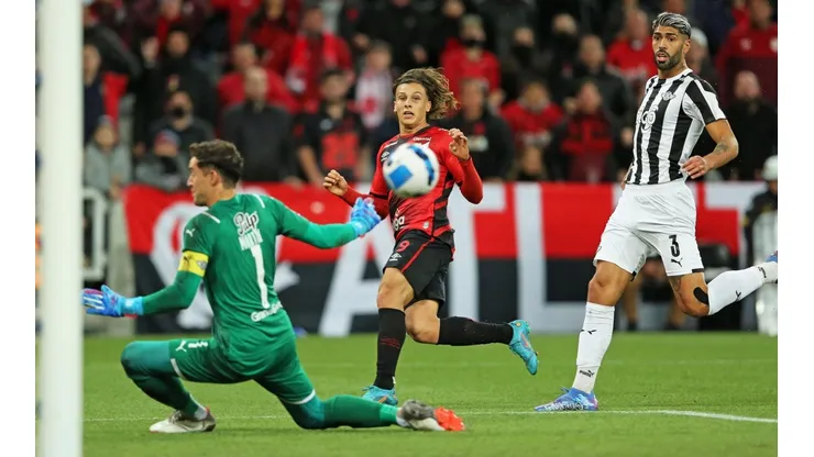 Marcelo Díaz no vio acción con Libertad en el arranque de los octavos de final de Copa Libertadores.
