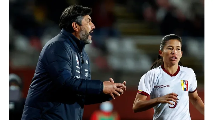 Letelier confirma que sigue buscando el XI de la Roja fem para la Copa