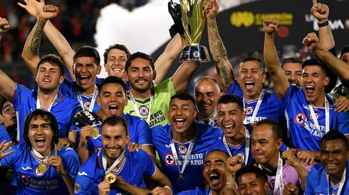 El formado en Colo Colo festejó, desde la banca, su primer título en el fútbol mexicano.