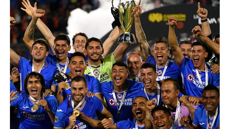 El formado en Colo Colo festejó, desde la banca, su primer título en el fútbol mexicano.
