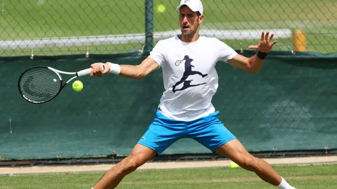 Novak Djokovic entrenando para su debut en Wimbledon