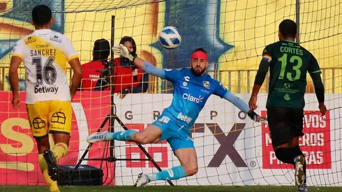 César Cortés se lució con tremenda definición a lo Panenka.