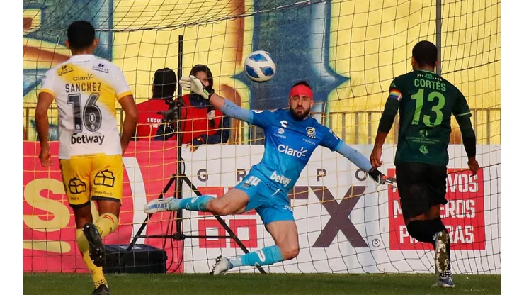 César Cortés se lució con tremenda definición a lo Panenka.
