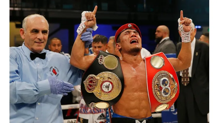 Murodjon Akhmadaliev es el vigente campeón de los títulos pluma junior de la AMB y la FIB.