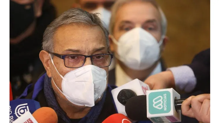 El presidente de la Federación de Trabajadores del Cobre, Amador Pantoja, habla con la prensa. Más atrás aparece el presidente ejecutivo (s) de Codelco, André Sougarret.