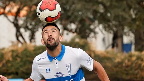 Mauricio Isla en su presentación con la camiseta de Universidad Católica.