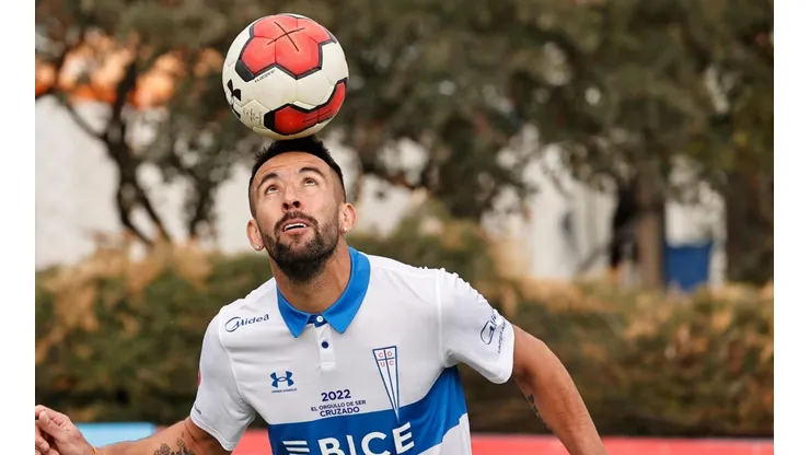 Mauricio Isla en su presentación con la camiseta de Universidad Católica.