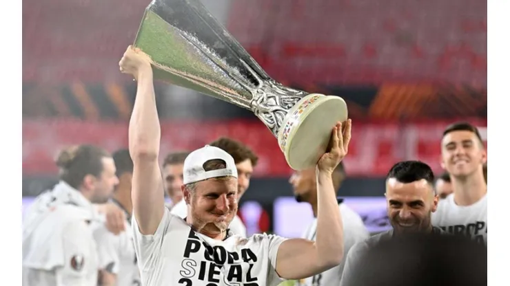 Hinteragger levanta el trofeo de la Europa League