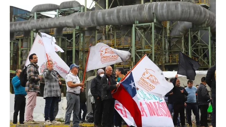 Los trabajadores de Codelco reclaman por el cierre de la fundición Ventanas.