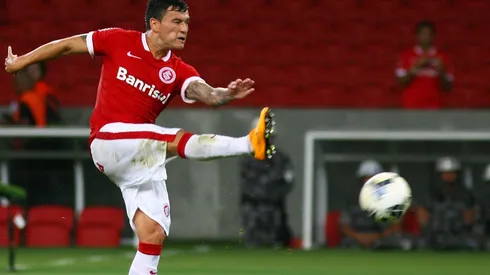 Charles Aránguiz con la camiseta del Inter de Porto Alegre