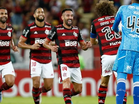 Los jugadores del Flamengo despiden al "papito" Mauricio Isla