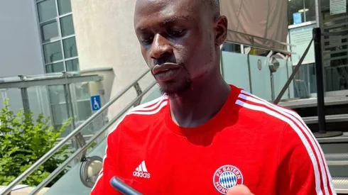 Sadio Mané con la insignia del Bayern Munich
