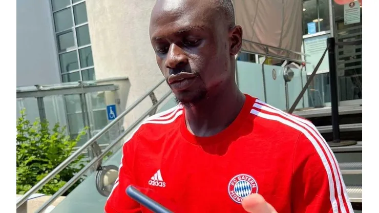 Sadio Mané con la insignia del Bayern Munich