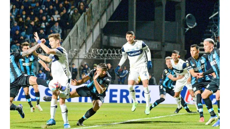 Eugenio Mena fue titular en Racing de Avellaneda