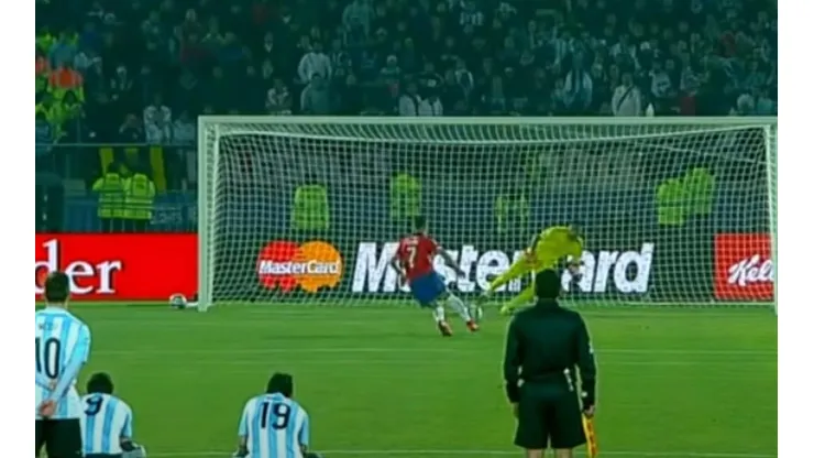El picotón de Alexis es el más recordado de nuestro fútbol al dejar a Messi sin Copa América