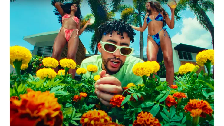Bad Bunny canta en todo lados.