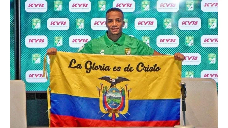 Byron es presentado con la bandera de Ecuador en León