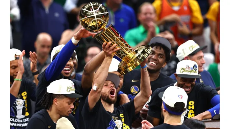 Stephen Curry alza el trofeo de campeón de la NBA. Fue, además, el MVP de las finales.