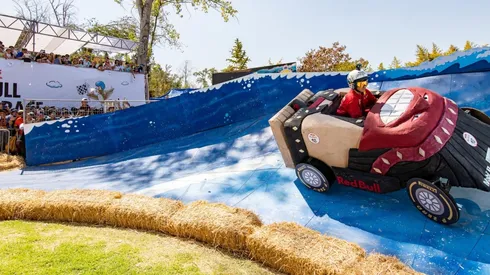 Los autos más locos se preparan para correr en las calles de Santiago en una nueva versión de Red Bull Soapbox 2022.