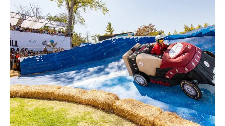 Los autos más locos se preparan para correr en las calles de Santiago en una nueva versión de Red Bull Soapbox 2022.