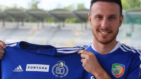 El chileno ya posó con su nueva camiseta