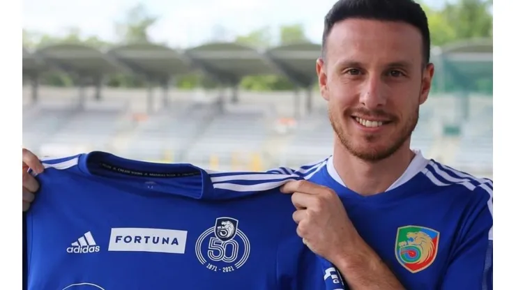 El chileno ya posó con su nueva camiseta