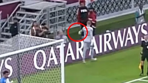 Redmayne lanzando algo en la definición a penales