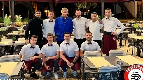 Manuel Pellegrini no pudo evitar fotografiarse con el personal del restaurante San de Porec. De azul el ingeniero