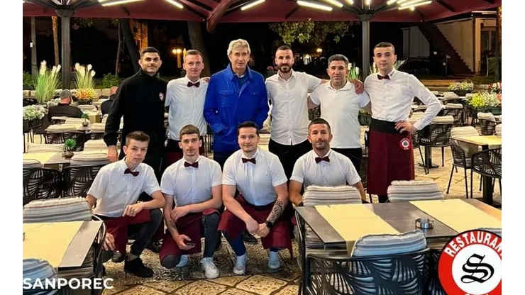 Manuel Pellegrini no pudo evitar fotografiarse con el personal del restaurante San de Porec. De azul el ingeniero
