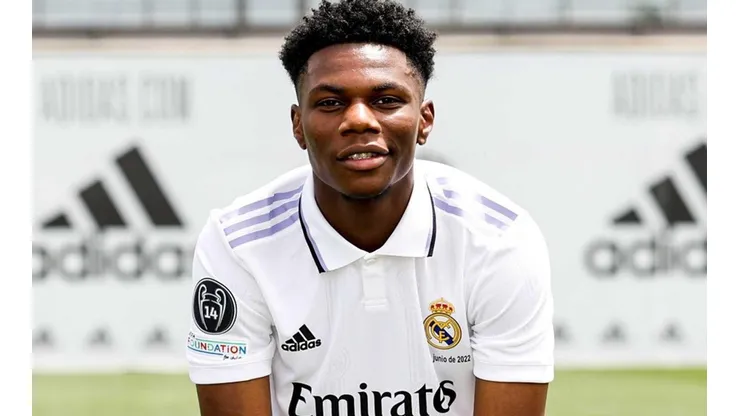 Tchouameni posando en su primer día con el Real Madrid
