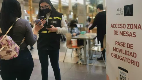 Minsal recibe lluvia de críticas por flexibilización del Pase de Movilidad