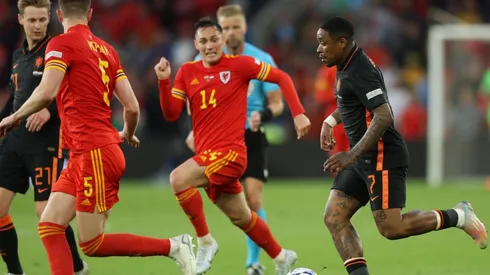 Países Bajos se impuso en Gales por 2-1 en la primera rueda.