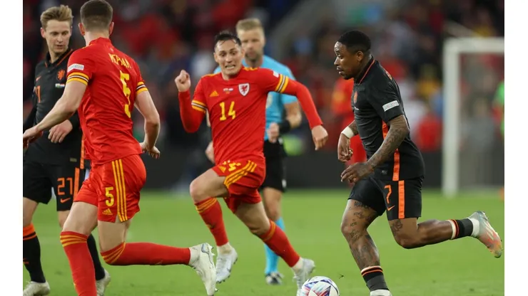 Países Bajos se impuso en Gales por 2-1 en la primera rueda.