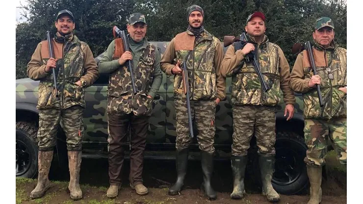 Mauricio Pinilla de caza: Pinigol y la polémica por la tenencia legal de armas entre civiles.