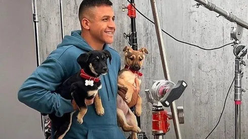 Alexis Sánchez grabado acompañado con perritos que simulaban ser sus mascotas.