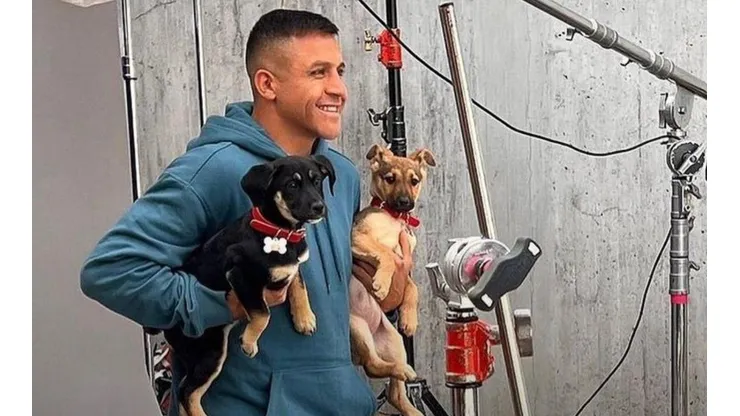Alexis Sánchez grabado acompañado con perritos que simulaban ser sus mascotas.