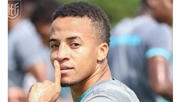 Byron Castillo reapareció en redes sociales con irónica dedicatoria a la selección chilena.