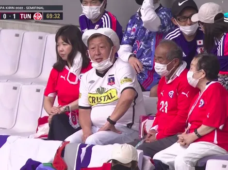 Hincha japonés luce la camiseta de Colo Colo en partido de Chile