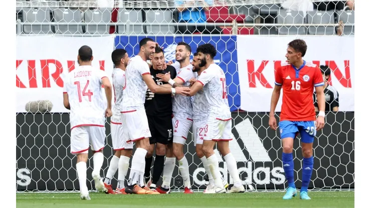 Valencia falló su penal al pegarle fuerte a la derecha del portero Aymen Dahmen