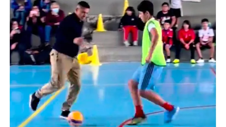 Alexis Sánchez disfruta de Tocopilla visitando colegios