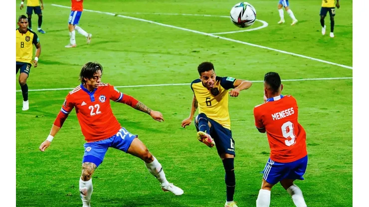 La FIFA tuvo un fallo desfavorable para la Roja y Pollo Véliz se mostró molesto.