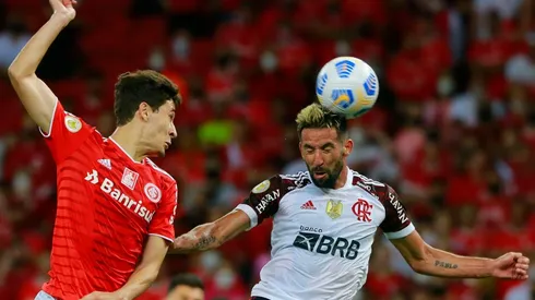Mauricio Isla vive momentos difíciles en el Flamengo