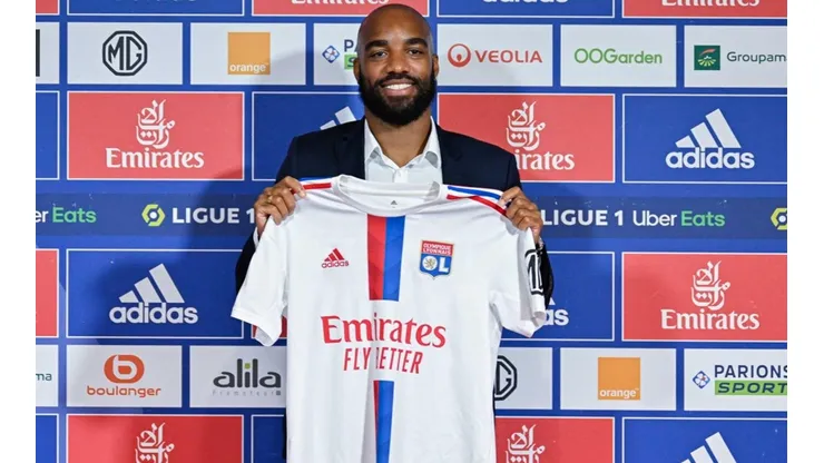 Lacazette presentado en el Olympique de Lyon