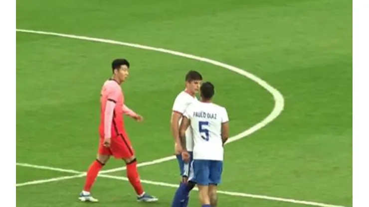 Paulo Díaz y Benjamín Kuscevic chocan en duelo ante Corea del Sur